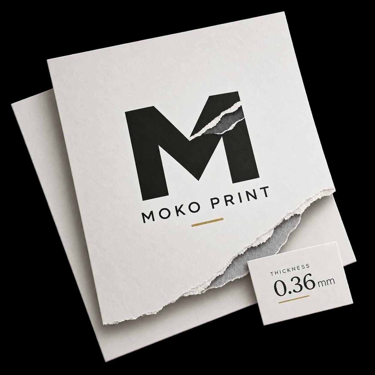 Le logo MokoPrint imprimé sur une feuille de papier cartonné déchirée, révélant son âme, à côté d'une carte indiquant une épaisseur de 0,36 mm.